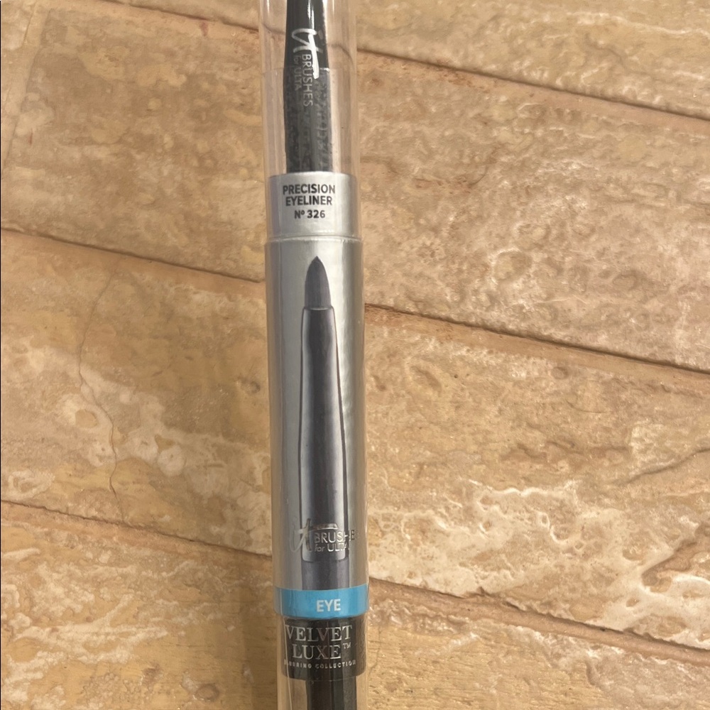 IT Cosmetics precision eyeliner brush #326